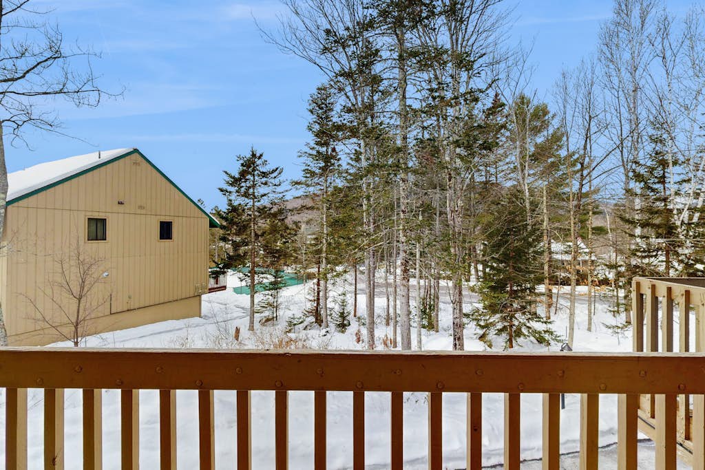 Mountain townhome:  seasonal pool, ski shuttle & walk to town