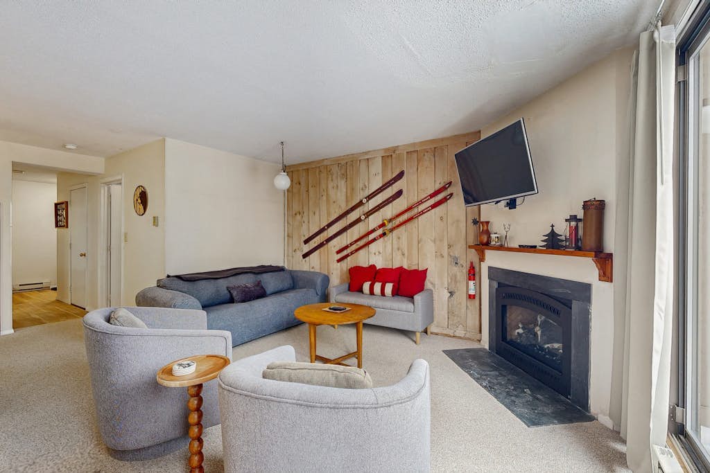 Mountain townhome:  seasonal pool, ski shuttle & walk to town