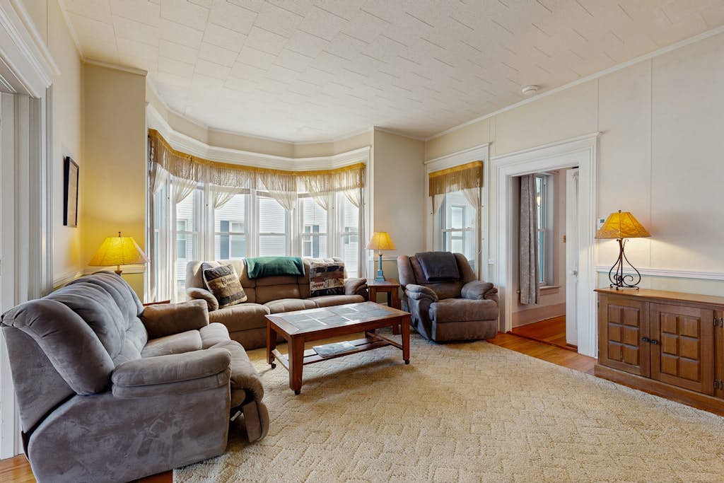 Charming home close to skiing & golf, wifi, piano, w/d, soaker tub