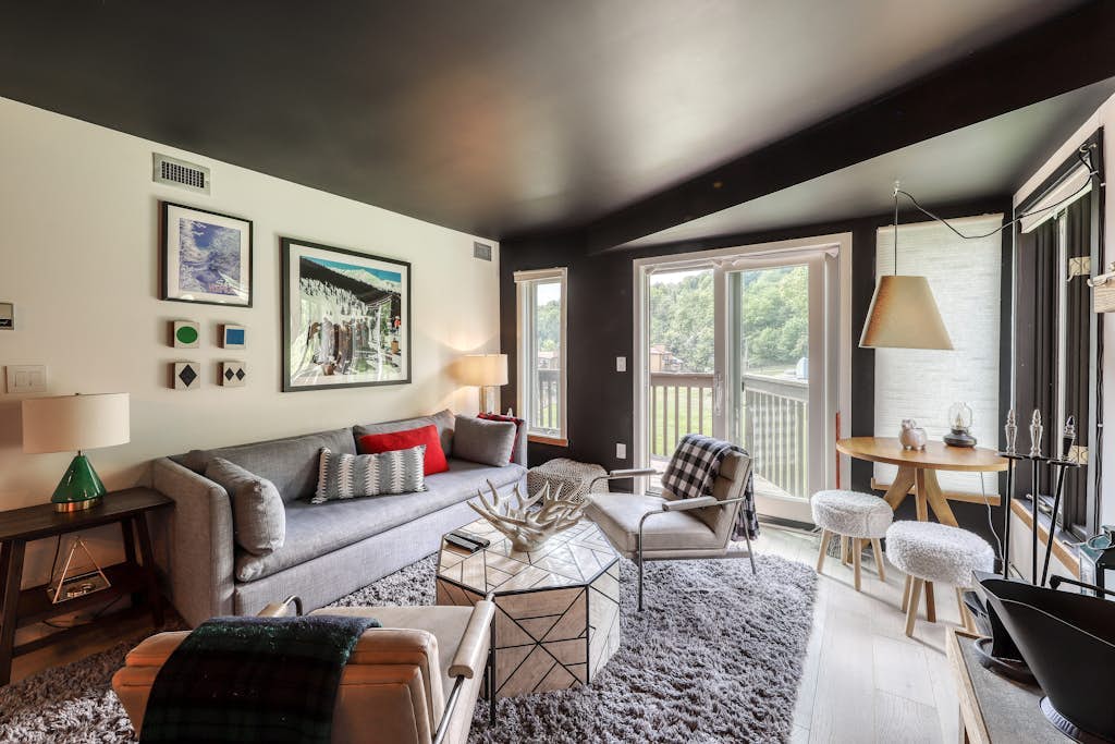 Ski-in/out gem with balcony, fast WiFi, modern decor & full kitchen
