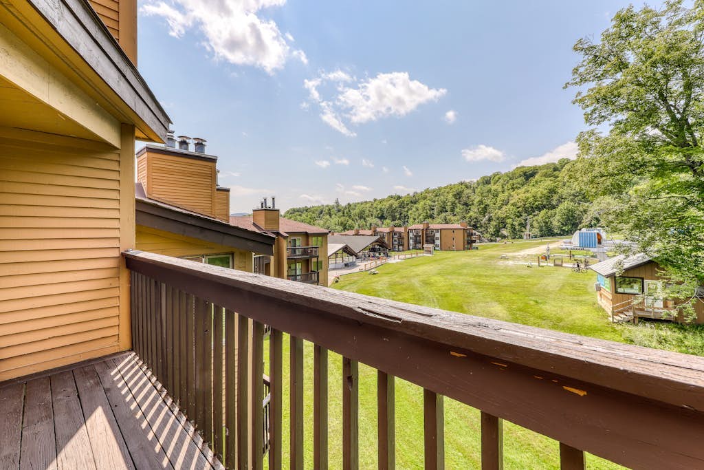 Ski-in/out gem with balcony, fast WiFi, modern decor & full kitchen
