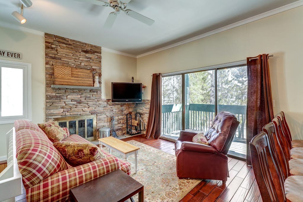 Renovated condo w/ shared tennis - walk to trail