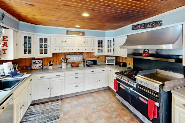 500 acre historic property w/private fishing lake, skiing + all-season fun