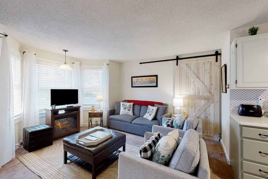 6 Cozy Condos in the heart of Ludlow, fireplace, kitchenettes, shuttle nearby