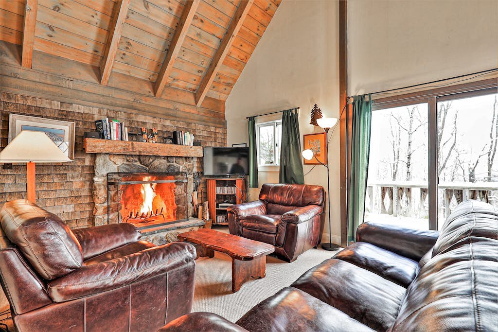 Classic ski home with hot tub, washer/dryer, mountain views, & cable