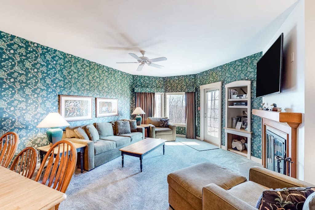 Ski-in/out condo with a fireplace, hot tub, gym, pool, washer/dryer & cable