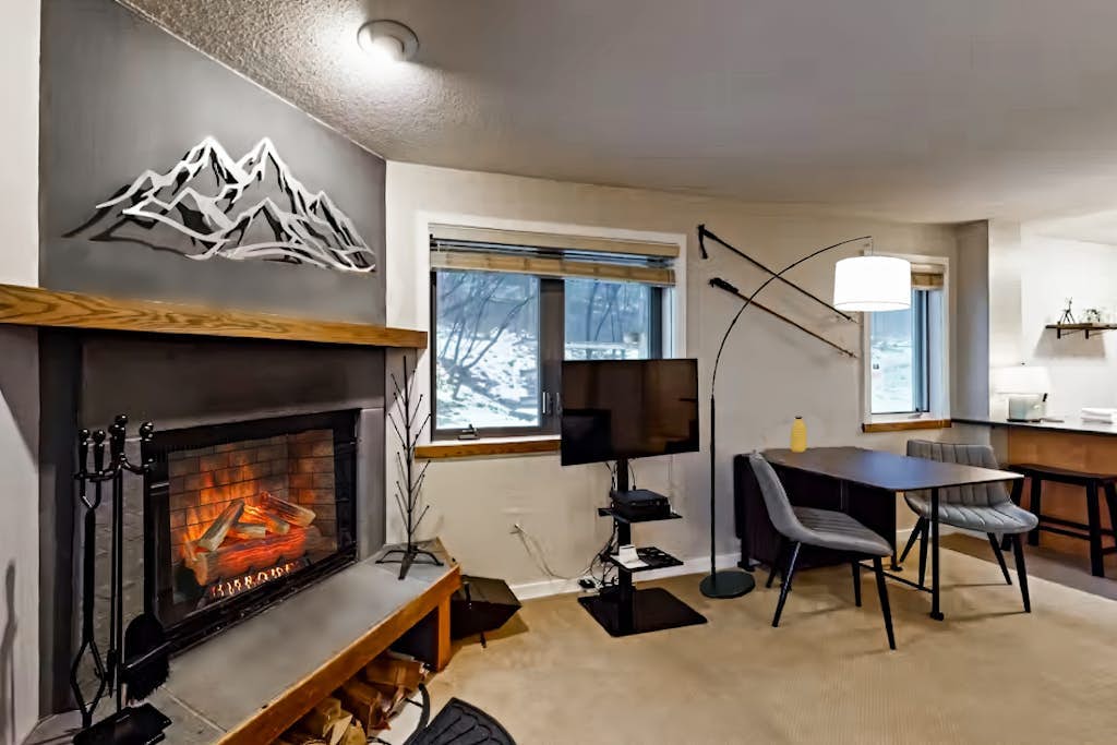 Ground Floor ski-in/out condo, full kitchen & high-speed WiFi