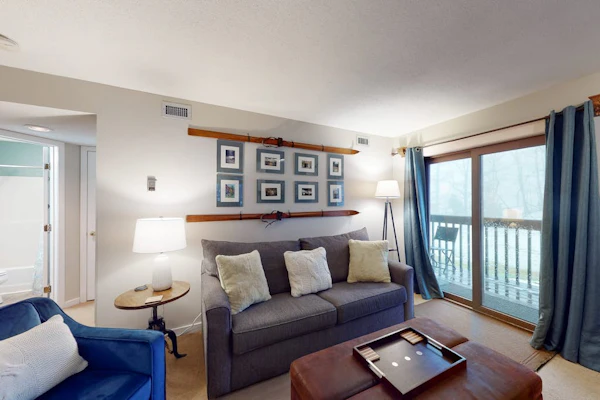 Ground Floor ski-in/out condo, full kitchen & high-speed WiFi