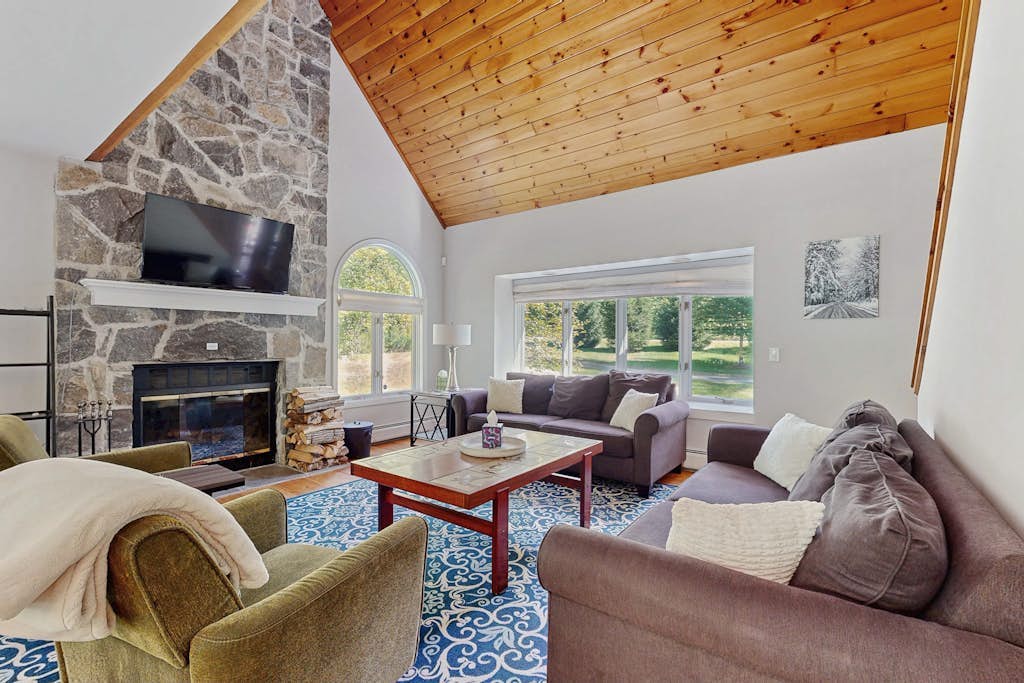 Peaceful mountain home near skiing, hiking, mtn biking & more