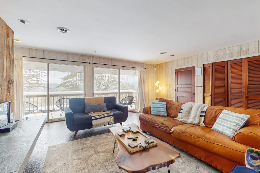 Cozy house w/ mtn views, sauna, fire pit, BBQ, fireplace, w/d, deck, wifi, EV