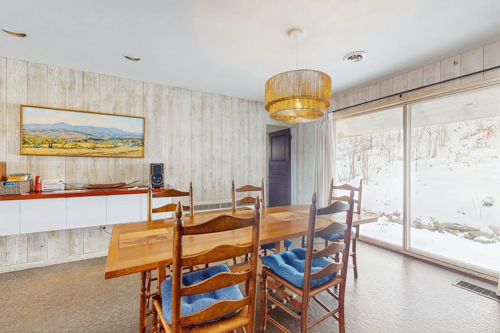 Cozy house w/ mtn views, sauna, fire pit, BBQ, fireplace, w/d, deck, wifi, EV