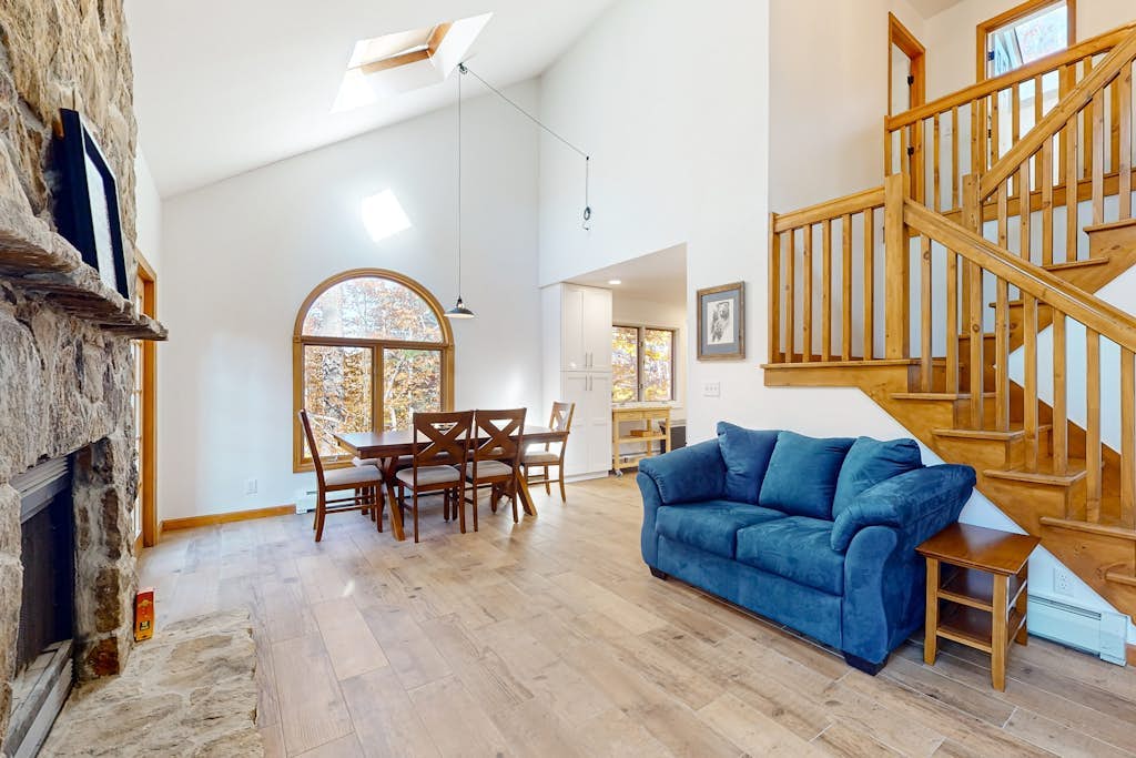 Beautiful dog-friendly house w/ fireplace, firepit, bbq, deck, patio, w/d, wifi