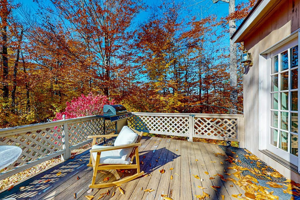 Beautiful dog-friendly house w/ fireplace, firepit, bbq, deck, patio, w/d, wifi