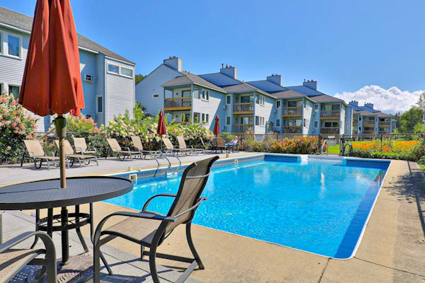 Lovely mountain condo with pool, fireplace & cable- near skiing