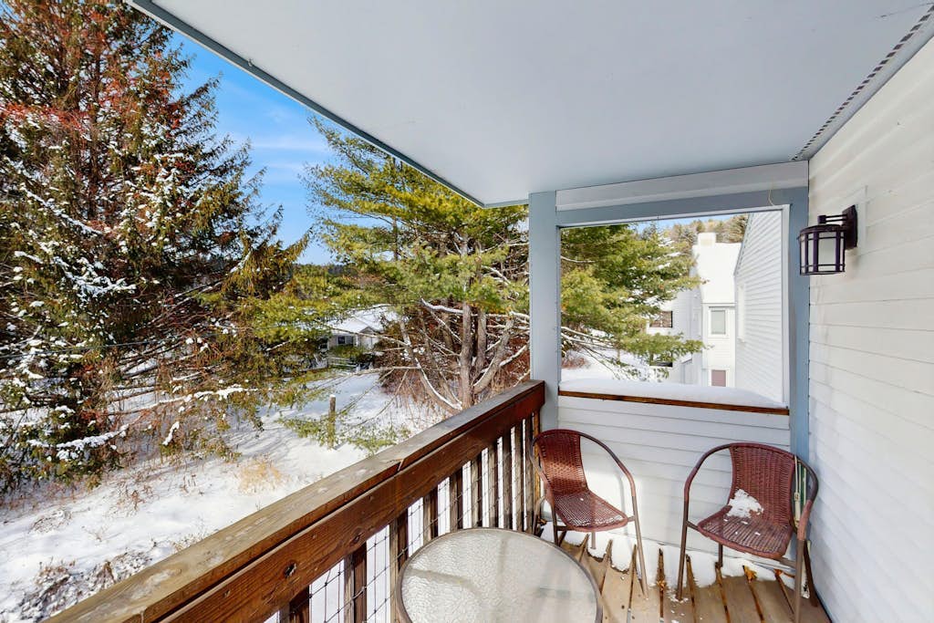 Welcoming condo with fireplace, seasonal pool, AC, washer/dryer, & wifi