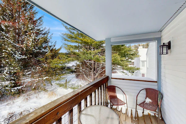 Welcoming condo with fireplace, seasonal pool, AC, washer/dryer, & wifi