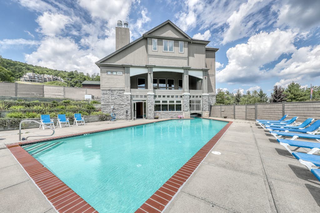 Ski-in/out condo with fireplace, pool, hot tub, sauna & washer/dryer