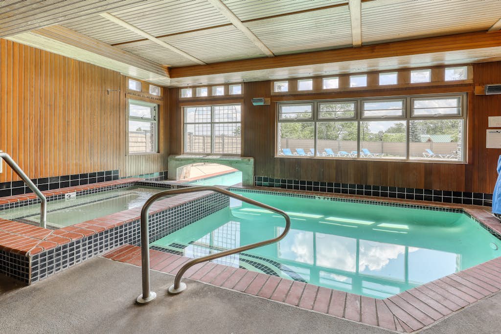 Ski-in/out condo with fireplace, pool, hot tub, sauna & washer/dryer