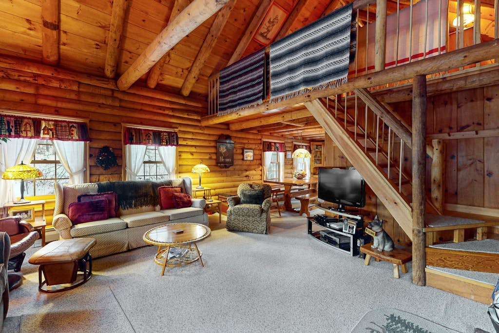 Beautiful home near lifts with wood-burning fireplace, mountain views & cable