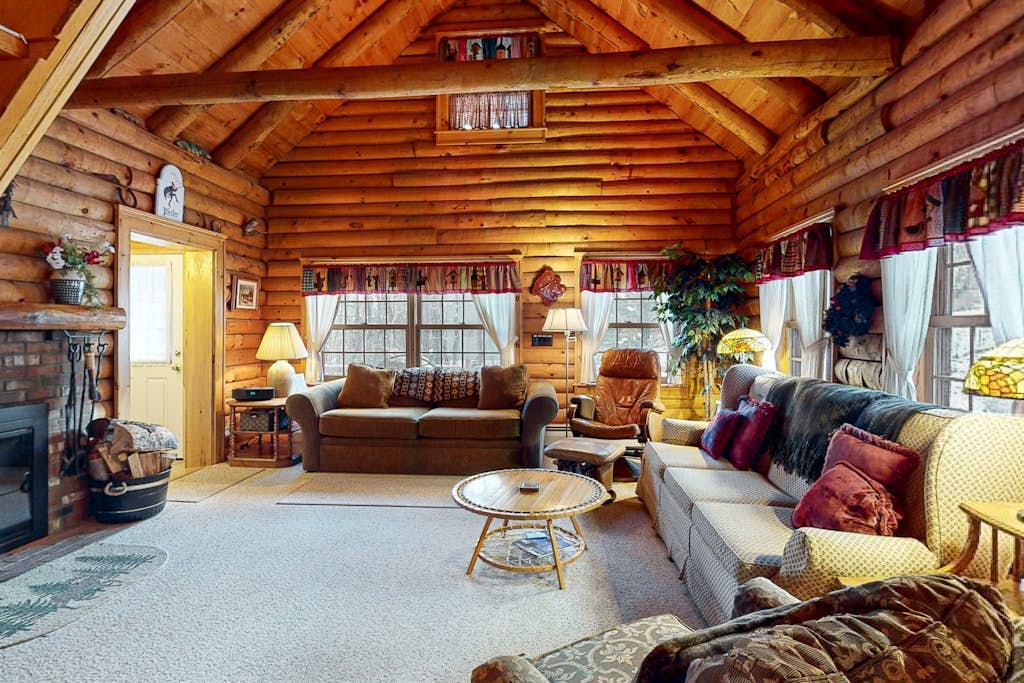 Beautiful home near lifts with wood-burning fireplace, mountain views & cable