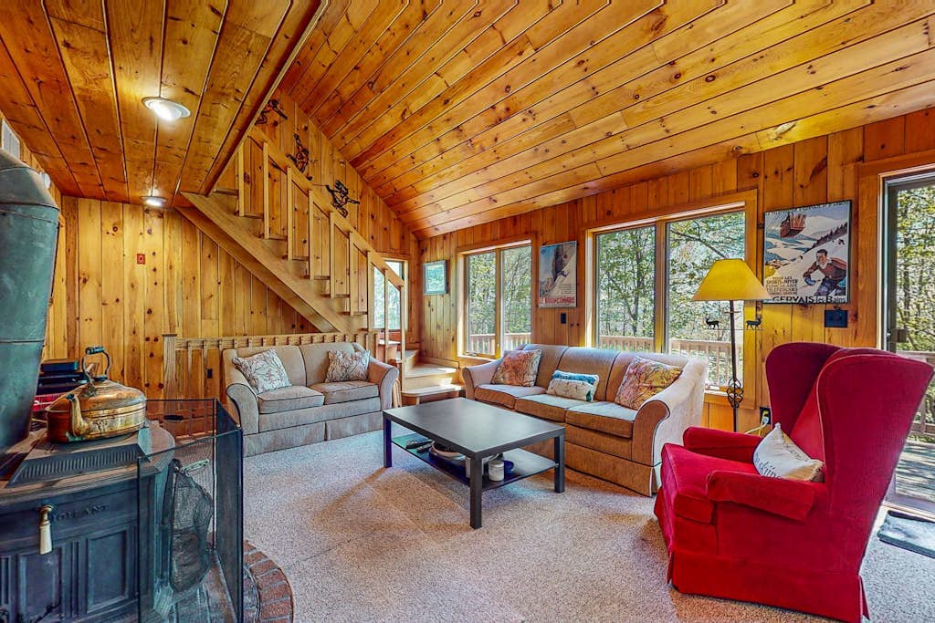 Inviting Okemo ski mountain home, two house walk to ski slope!