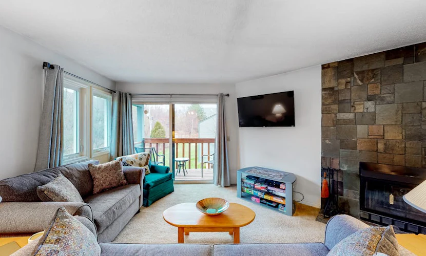 Getaway with a fireplace, washer/dryer, cable, pool, & golf nearby