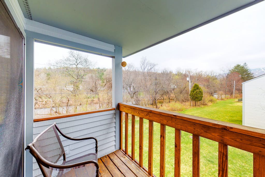 Getaway with a fireplace, washer/dryer, cable, pool, & golf nearby