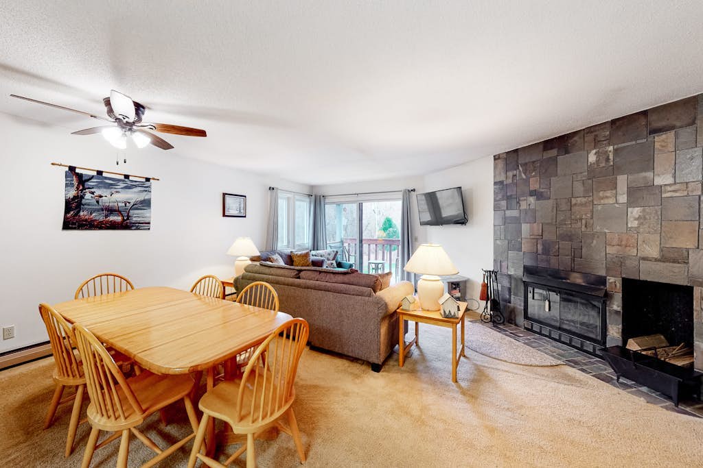Getaway with a fireplace, washer/dryer, cable, pool, & golf nearby