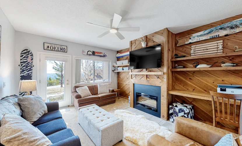 Ski-In/Out Condo with Mountain Views, and Washer/Dryer