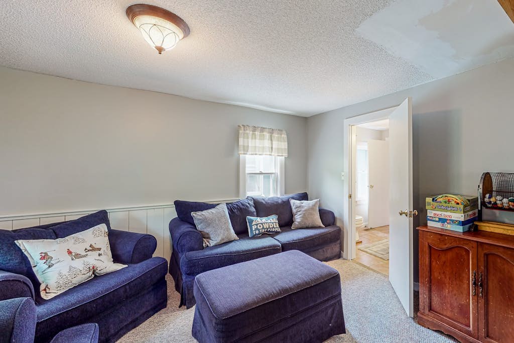 Secluded escape on rolling acreage with hot tub, deck, gas grill, & fast WiFi