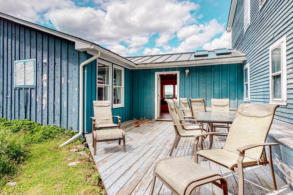 Secluded escape on rolling acreage with hot tub, deck, gas grill, & fast WiFi