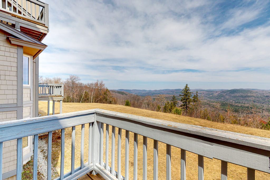 Ski-in/out condo with pool, 2 hot tubs, sauna - short walk to Solitude clubhouse