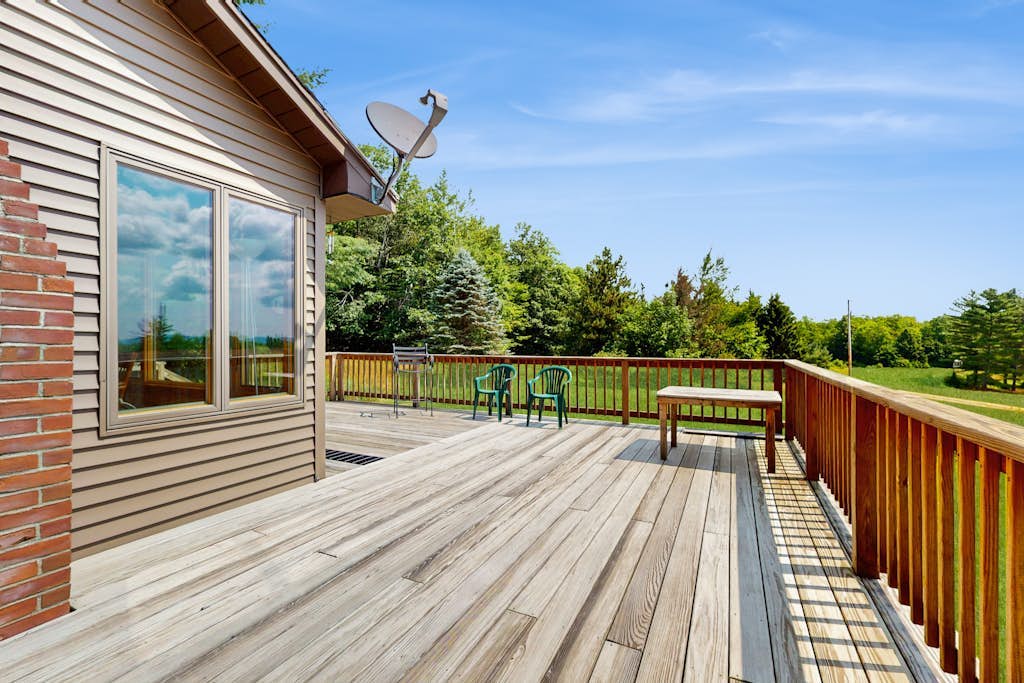 Quiet country home w/ large deck & fireplace, near Okemo Mtn & town