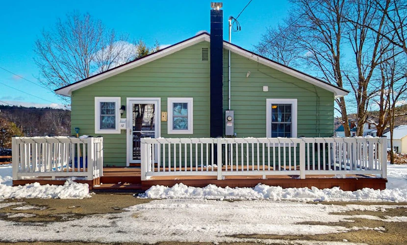 Walk-to-town house, one-mile from Okemo Resort, a/c, w/d, wifi, yard, deck