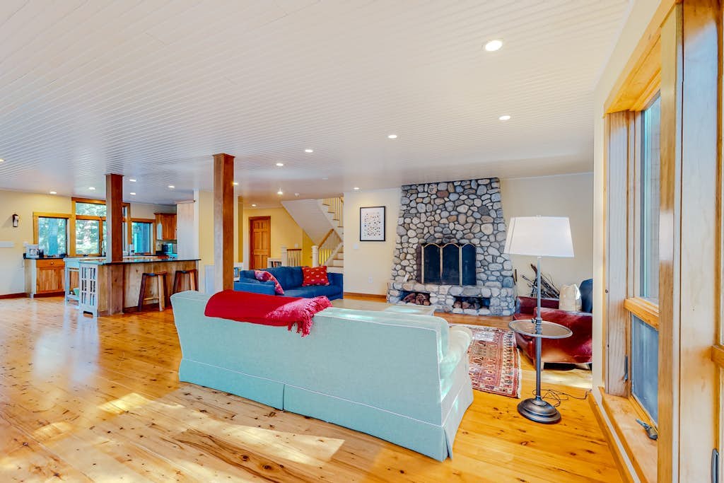 Countryside, lakefront cabin with kayaks, balcony, & fast WiFi