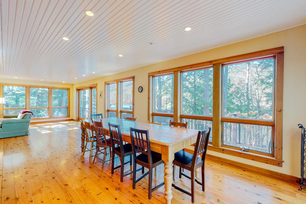 Countryside, lakefront cabin with kayaks, balcony, & fast WiFi