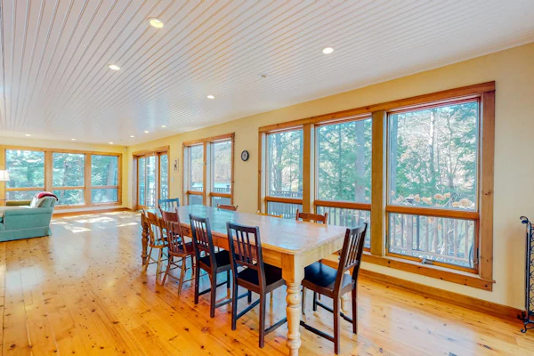 Countryside, lakefront cabin with kayaks, balcony, & fast WiFi