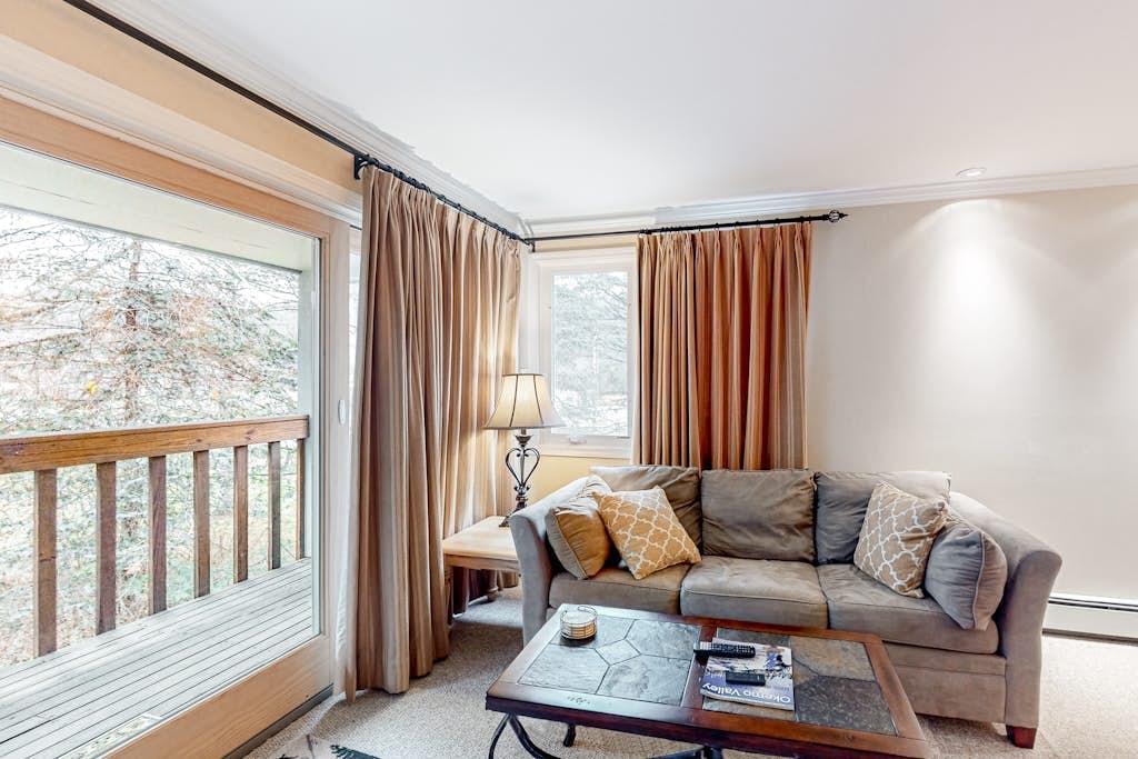 Mountain-view condo with skiing nearby, pool, and balcony - snowbird-friendly