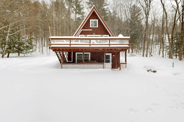 Cozy duplex, first floor unit w/ kitchen, shared fire pit, lake access, wifi, TV