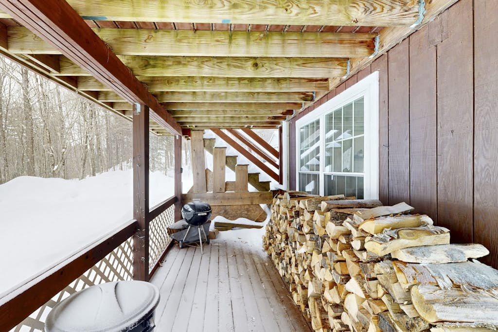 Cozy duplex, first floor unit w/ kitchen, shared fire pit, lake access, wifi, TV