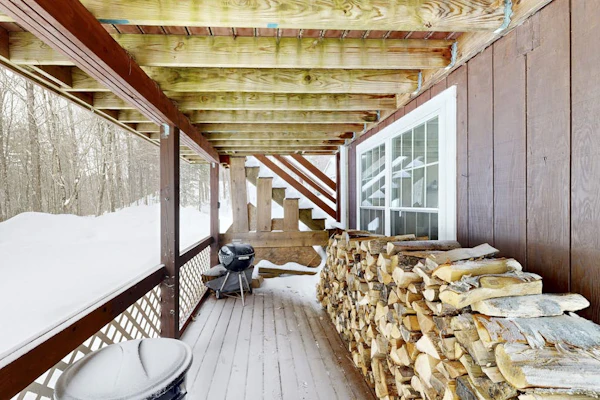 Cozy duplex, first floor unit w/ kitchen, shared fire pit, lake access, wifi, TV