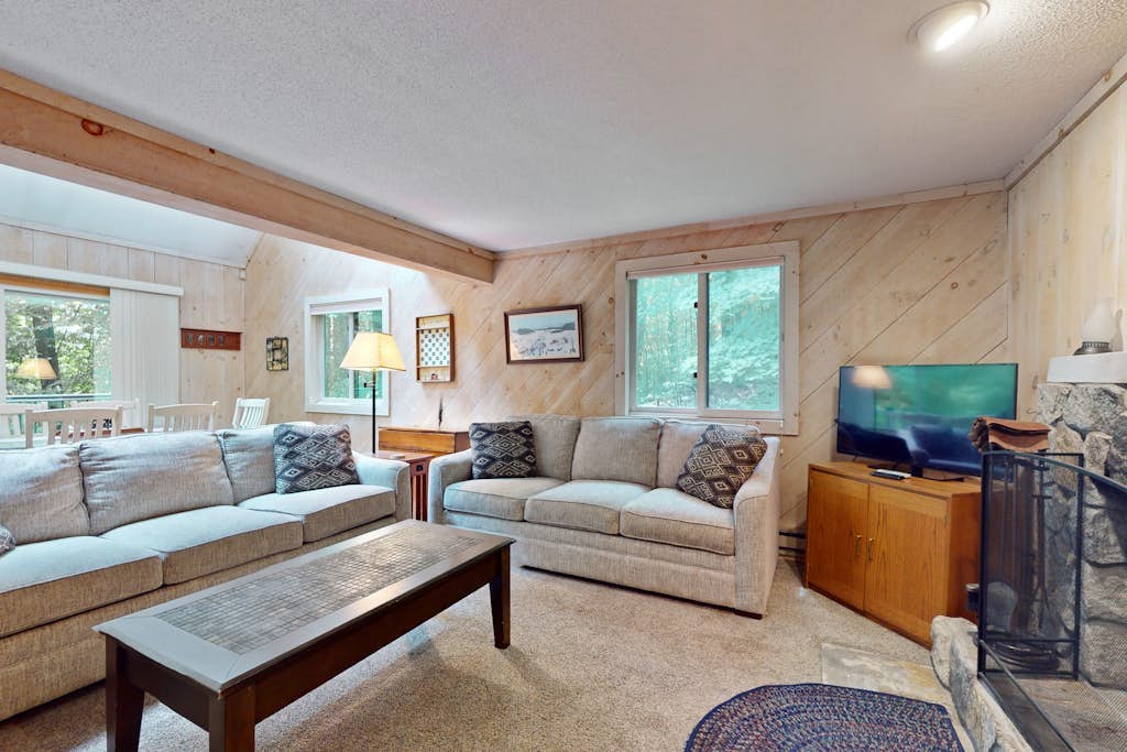 Classic, dog-friendly cabin in the woods w/ private deck