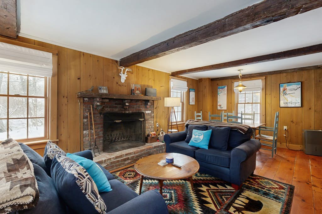 Riverfront dog-friendly house w/ fireplace, close to Killington & Okemo resorts
