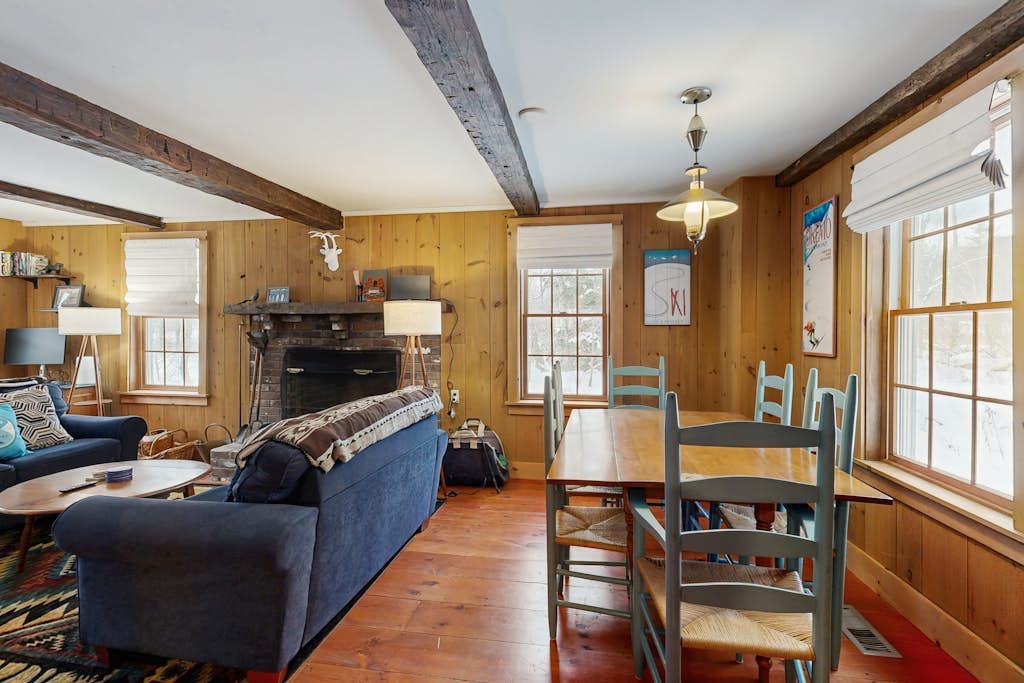 Riverfront dog-friendly house w/ fireplace, close to Killington & Okemo resorts