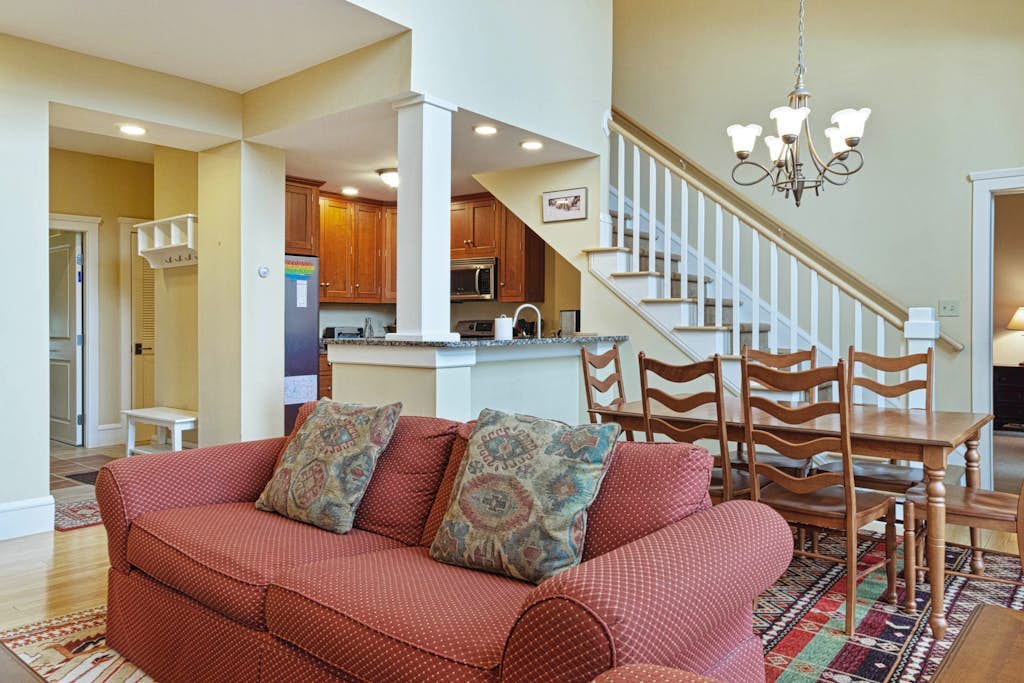 Charming & spacious two-story townhome with balcony - close to Okemo