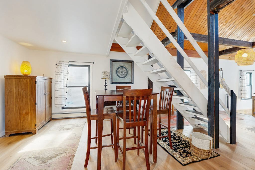 Dog-Friendly cottage w/ close to Okemo Resort, firepit, bbq, swimming hole, w/d