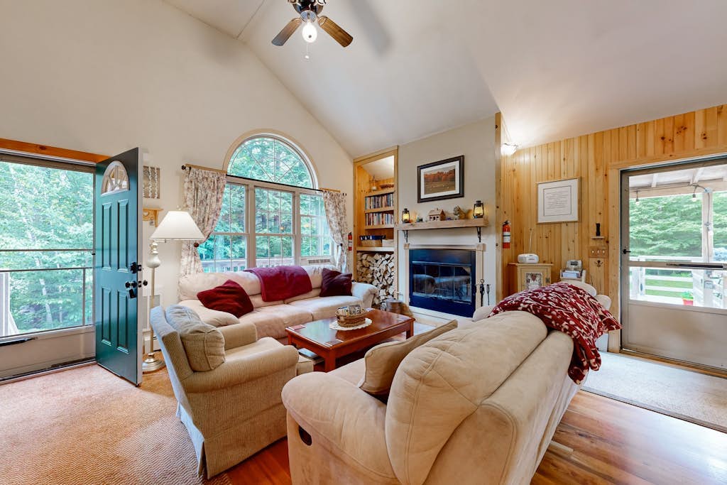 Family Home w/ Great Yard, Fireplace, Kayaks, AC & WiFi - Near Skiing/Lakes
