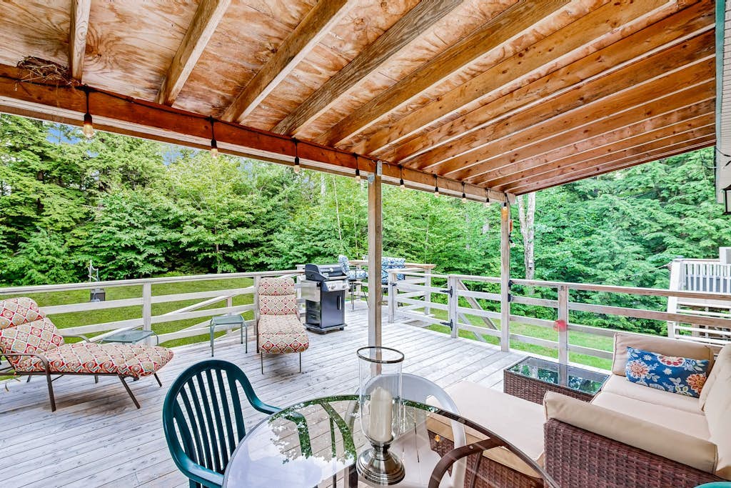 Family Home w/ Great Yard, Fireplace, Kayaks, AC & WiFi - Near Skiing/Lakes