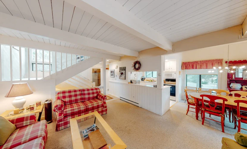 Bright & cheery condo with seasonal pool access