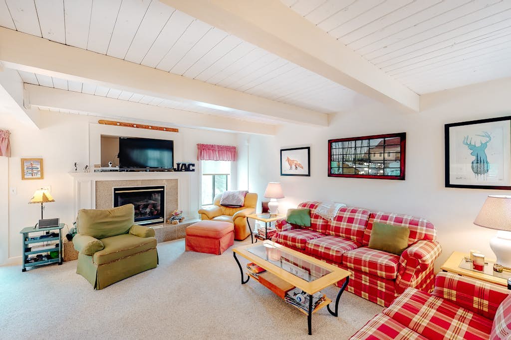 Bright & cheery condo with seasonal pool access